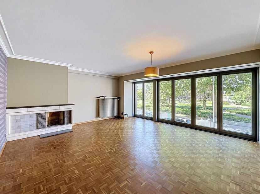 Op een centrale ligging in Ieper bevindt zich dit lichtrijke appartement met drie slaapkamers. Dankzij de uitstekende locatie geniet je van alle winke