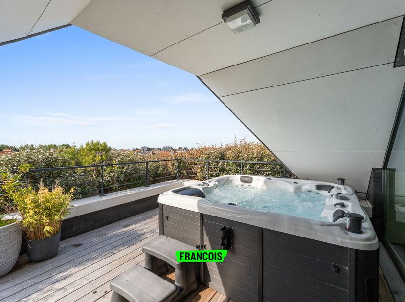 Découvrez ce penthouse unique à Blankenberge, situé dans une résidence récente et élégante. Cet appartement exceptionnel a été fini du début à la fin