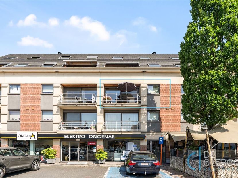 Dit goed onderhouden appartement met garage én een wijds zicht op centrum Lochristi biedt alles wat je nodig hebt voor een aangenaam wooncomfort. Het