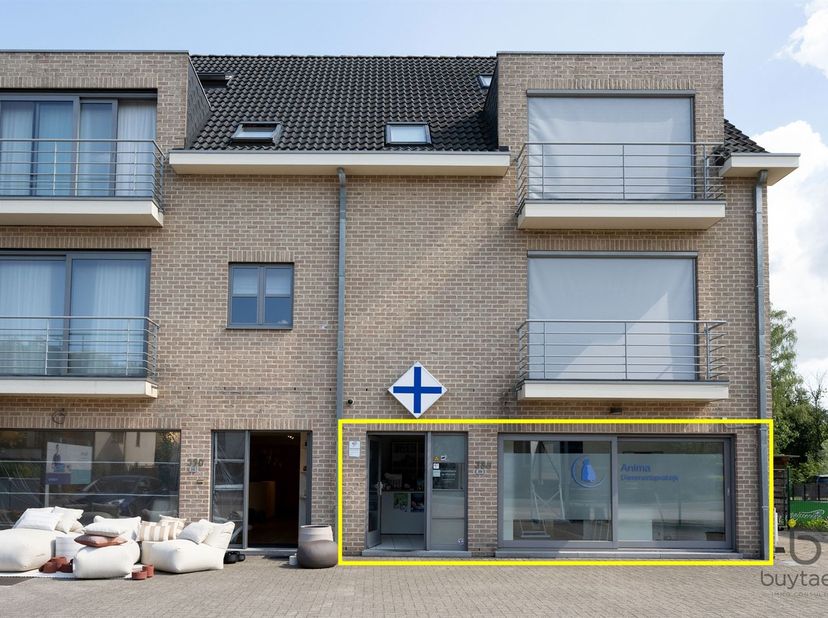 Handelsgelijkvloers op TOPlocatie met ruime parking voor de deur<br />
<br />
Bent u op zoek naar een veelzijdige handelsruimte op een uitstekende l