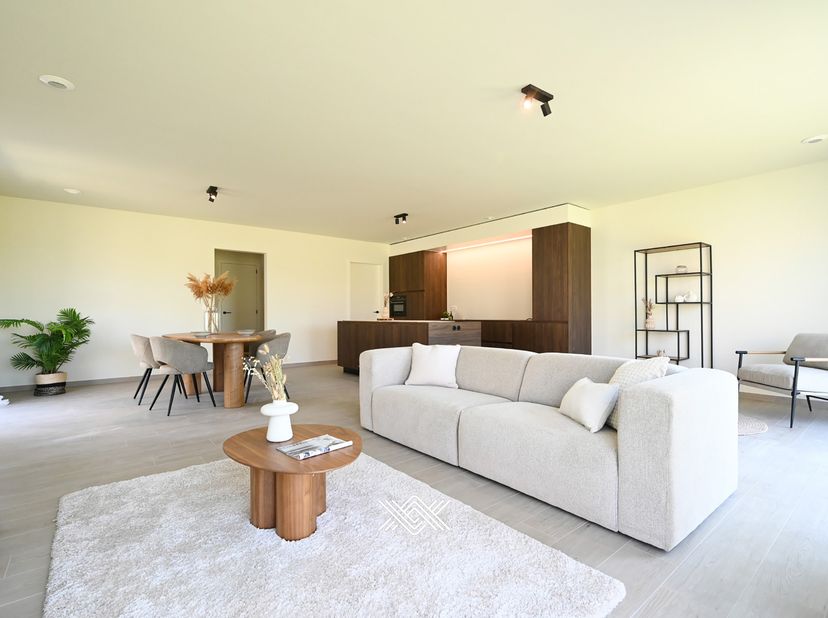 Deze woning van 219 m² is op het gelijkvloers verdiep ingedeeld als volgt: een inkomhal met gastentoilet en plaats voor een vestiairekast, een slaapka