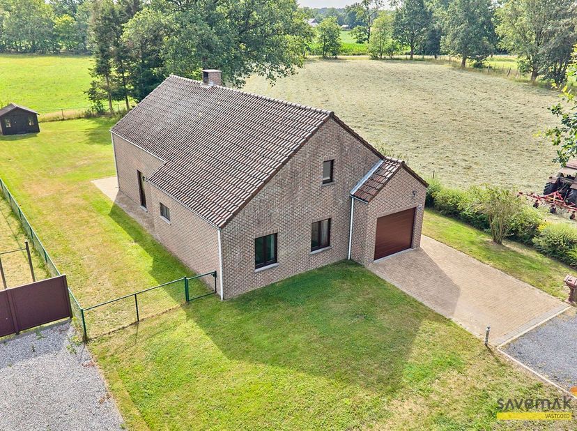 Cette maison de plain-pied est entièrement entourée de verdure.<br />
Située le long d'une route de quartier peu fréquentée, elle vous permet de profi