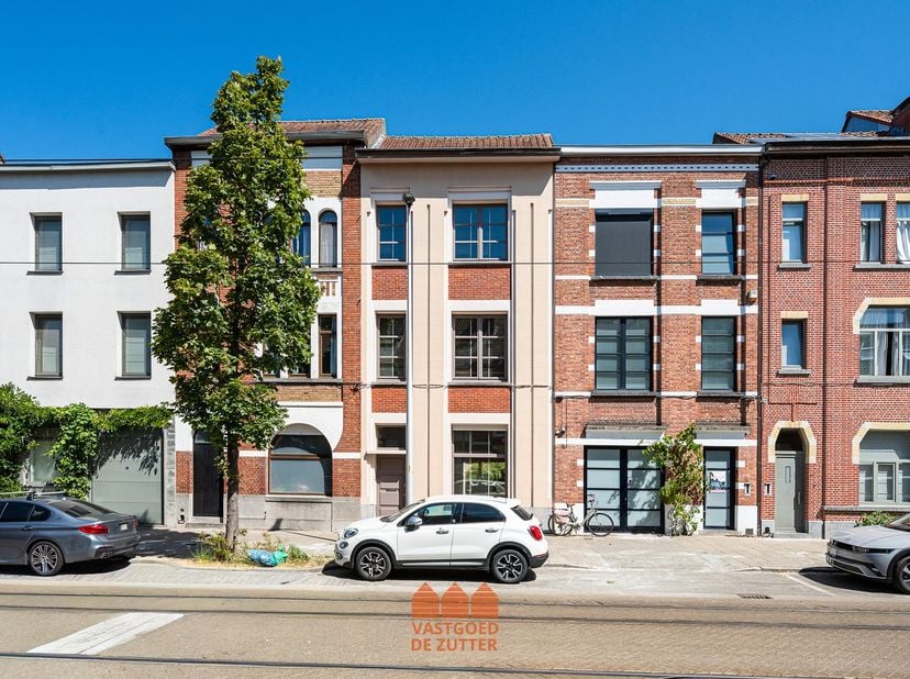 Deze karaktervolle gesloten bebouwing met Art-Deco-voorgevel is gelegen aan de Sint-Pietersaalststraat in Gent, in het gegeerde Miljoenkwartier. De wo