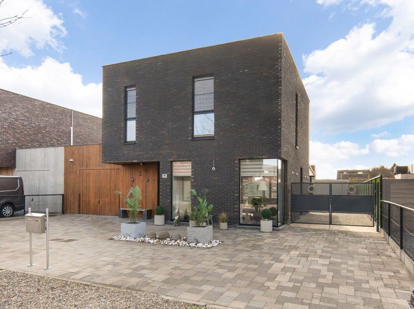 Deze hedendaagse woning is gelegen in een rustige en kindvriendelijke verkaveling, vlakbij alle nutsvoorzieningen, scholen en winkels. De woning werd