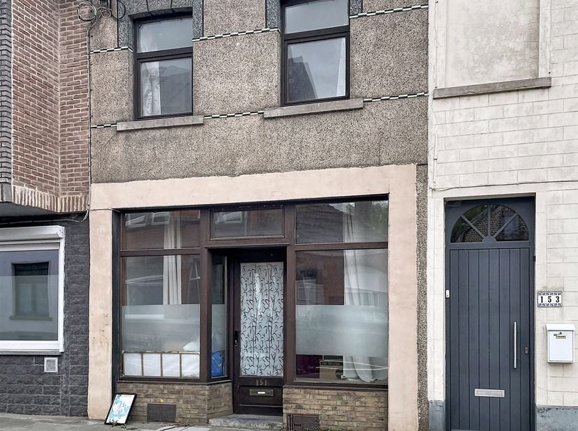 Situé proche du centre, à proximité des commerces et de toutes les commodités, Century 21 Immo Dewaele vous présente cette maison à rénover selon vos