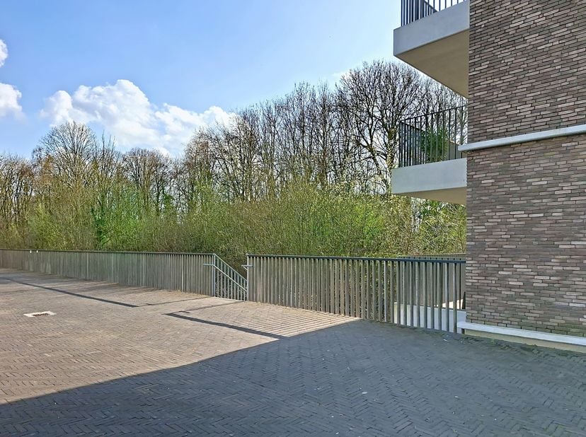 Deze instapklare en energiezuinige flat bevindt zich in de schitterend gelegen site van de "Oude Gasfabriek", Residentie Schoonebeker. De assistentiew