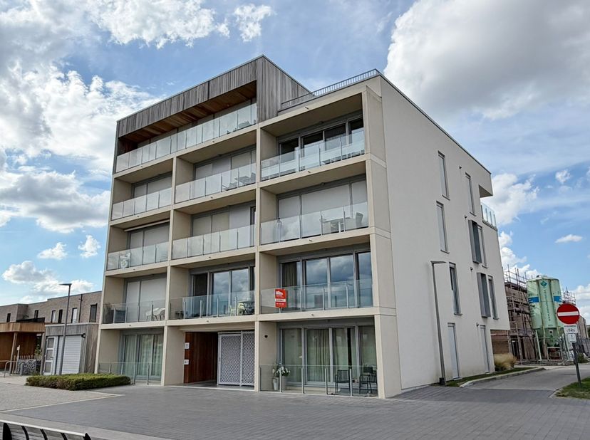 Dit lichtrijke en instapklare appartement, gelegen op de eerste verdieping van de recente Residentie Posseidon (bouwjaar 2019), combineert een hedenda