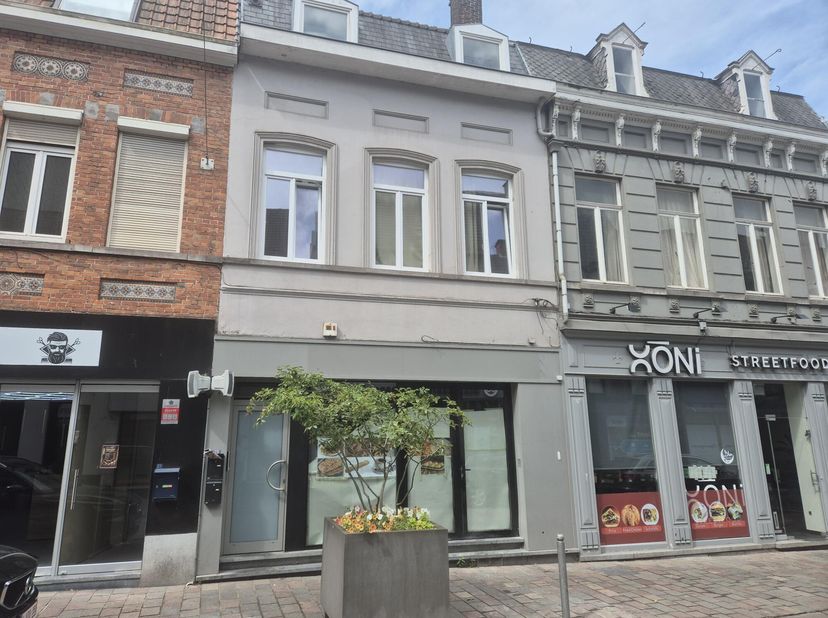 700 euro Duplex-appartement gelegen in de winkelstraat van Tielt, bestaande uit: - woonkamer - keuken (kookplaten, dampkap, frigo) - toilet - ruim ter