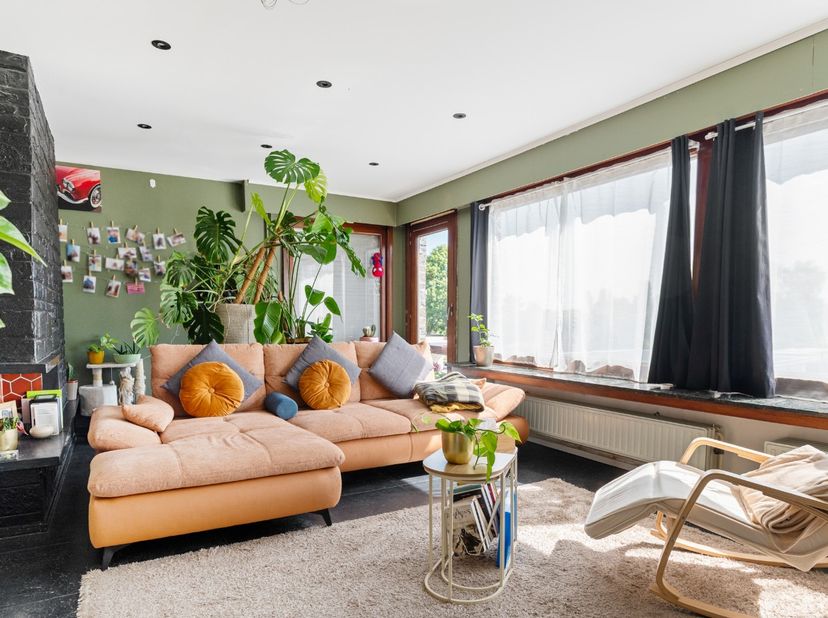 Dit ruim duplexappartement is rustig gelegen in een doodlopend straatje, in het centrum van het gezellige polderdorpje Zandvliet. Winkels, scholen en