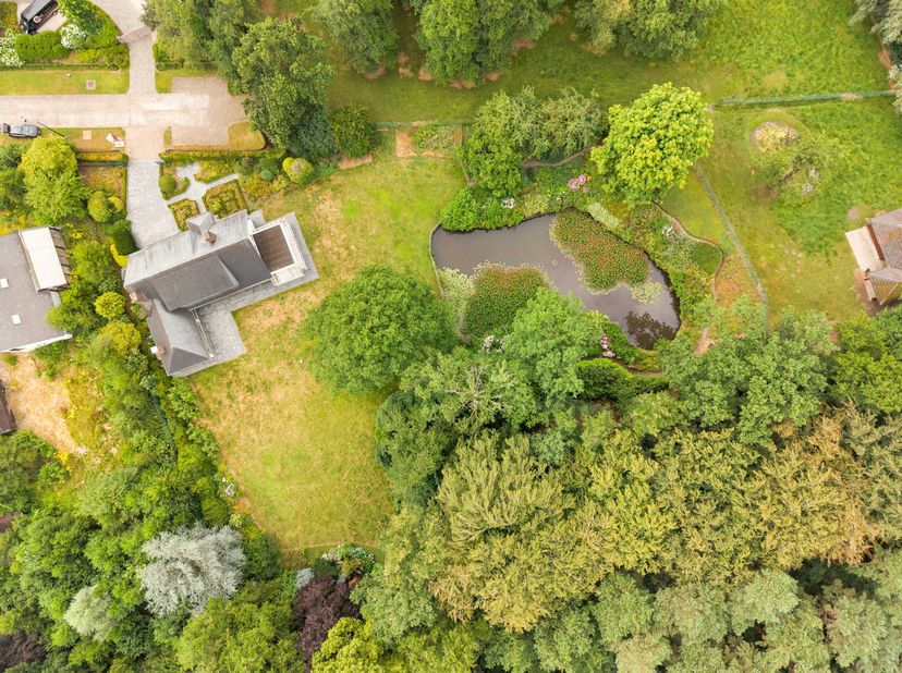 Traduction en français : Charmante villa avec de grandes possibilités d'extension sur un domaine privé unique jouxtant une réserve naturelle à Schilde