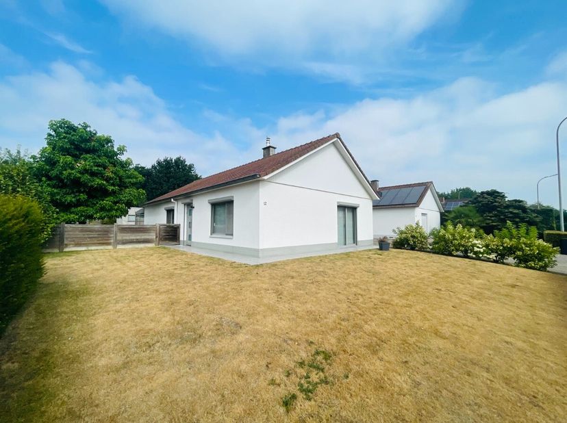 Menen - Instapklare bungalow met 3 slaapkamers te koop. Op zoek naar een comfortabele, gelijkvloerse woning waar je meteen kunt intrekken?Deze instapk