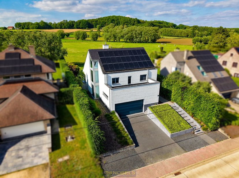 PRACHTIGE VILLA met een UITERST RUIM WOONVOLUME van ca. 380 m², gelegen op een LANDELIJKE TOPLIGGING te Moerbeke (Galmaarden). Deze EXCLUSIEVE EIGENDO