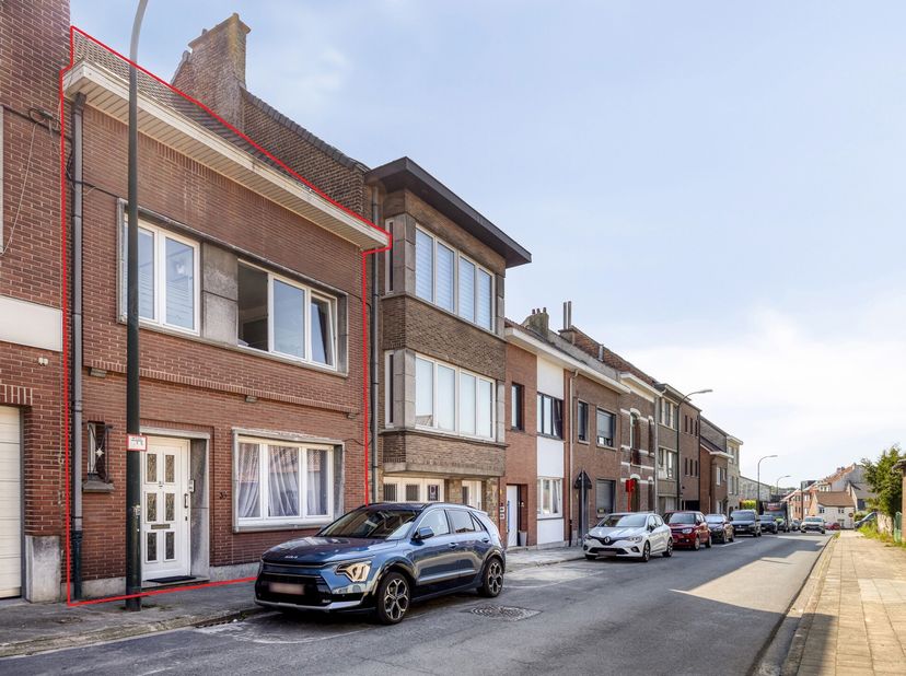 WSB-immo stelt u met plezier deze verzorgde en verrassend ruime gezinswoning in Wemmel voor. Dankzij de uitstekende ligging nabij scholen, winkels, op