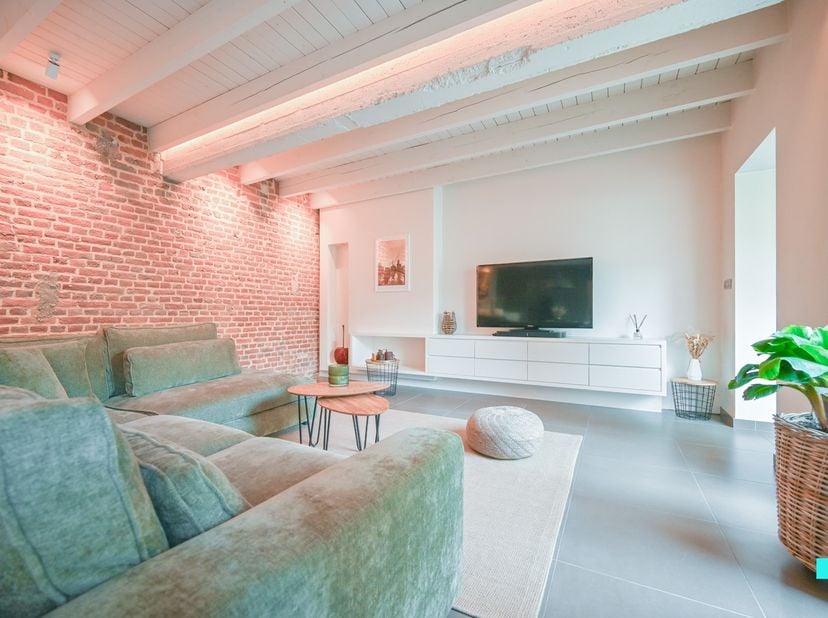 Deze verborgen parel, volledig in industriële loftstijl, combineert ruimte, comfort en energiezuinigheid. Met een bewoonbare oppervlakte van maar lief
