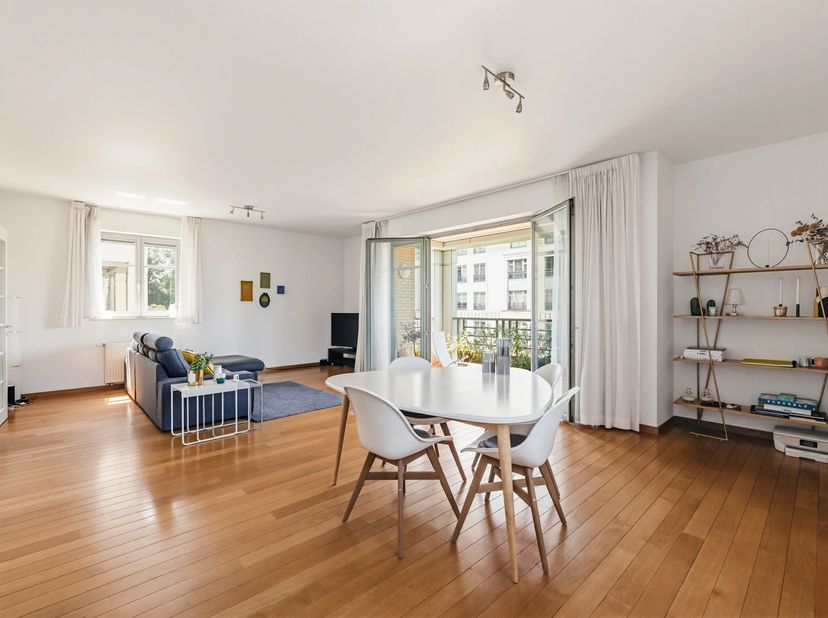 Victoire-Junot nodigt u uit om dit ruime appartement van 131 m² te ontdekken, gelegen in de gewilde Joli-Bois wijk van Woluwe-Saint-Pierre. Dit lichte