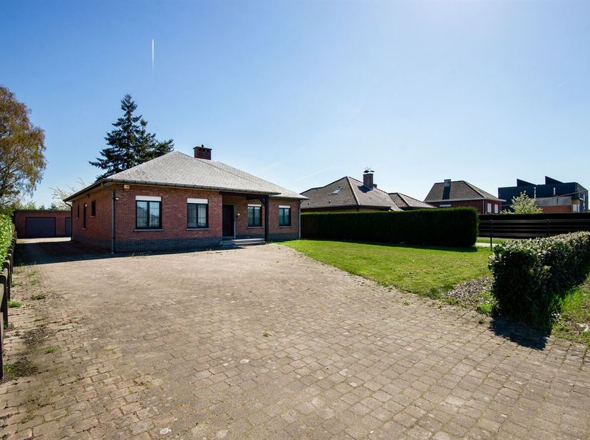 Deze charmante open bebouwing is gelegen aan de Antwerpsesteenweg 32 in Rumst, op een vlot bereikbare locatie vlakbij de E19 richting Antwerpen en Bru