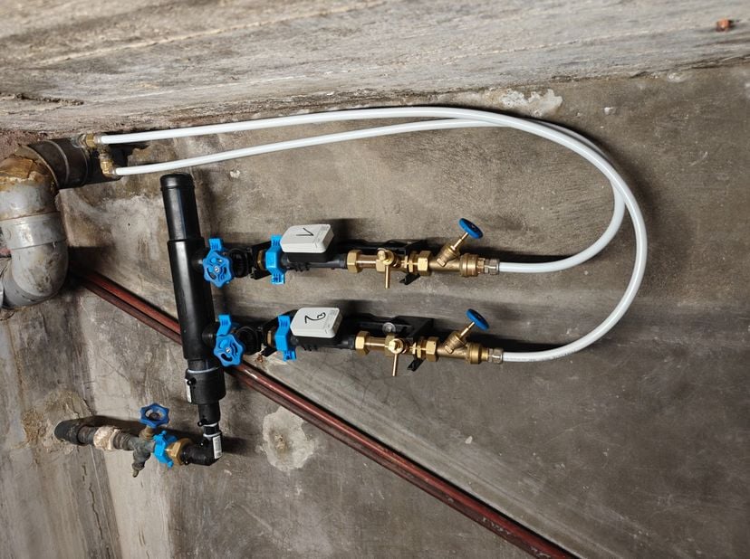 Verder af te werken opbrengsteigendom bestaande uit 2 appartementen met centrale ligging.<br />
<br />
ALGEMEEN:<br />
- deels gerenoveerd.<br />
- ni