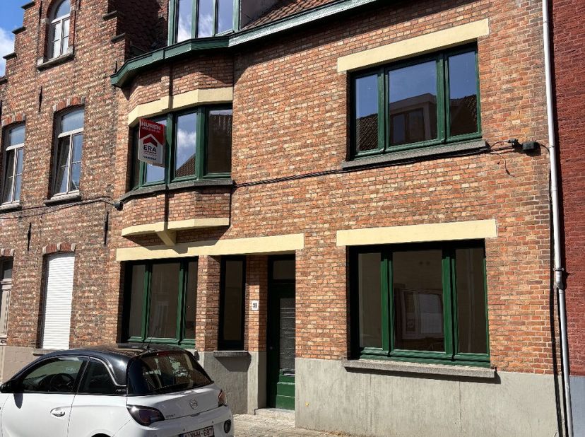 Bent u op zoek naar een charmante burgerwoning op een toplocatie in het historische centrum van Brugge? Dan is deze ruime woning zeker een bezoek waar