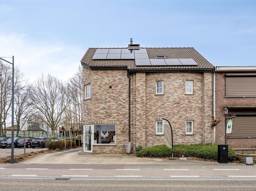 A VENDRE : Propriété commerciale avec habitation sur un emplacement de choix à Heusden-Zolder<br />
Découvrez ce bien commercial polyvalent situé à la