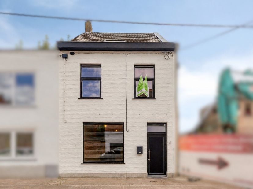 Bent u op zoek naar een instapklare gezinswoning of een interessante investering op een gunstige ligging in Roeselare? Deze volledig gerenoveerde stad