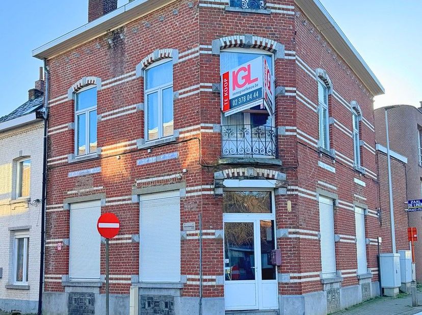 Immo Groot Leeuw vous présente cet espace commercial avec quartier d'habitation situé à Dikke Linde à Sint-Pieters-Leeuw, offrant de nombreuses possib