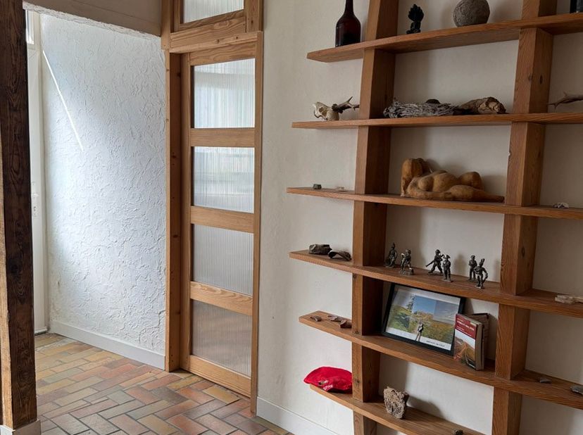 Op zoek naar een charmante stadswoning met voldoende ruimte en een praktische indeling? Deze karaktervolle woning in Tongeren biedt ongeveer 150 m² wo