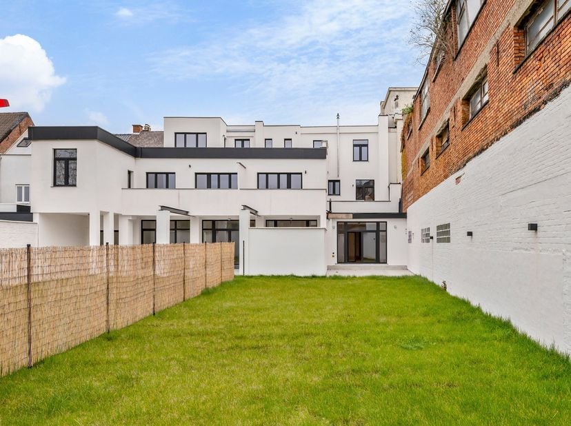 Prachtig gerenoveerd appartement met 2 slaapkamers en ruime tuin van 190 m² nabij het centrum van Mechelen.<br />
BEKIJK ZEKER ONZE (VIRTUELE) GRONDPL