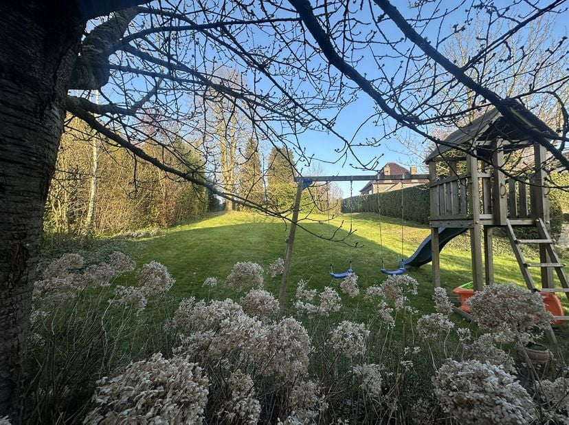 In het landelijke maar vlot bereikbare Montenaken vinden we deze klassieke villa met praktijkruimte en aangelegde tuin.   Montenaken ligt op 5 minuten