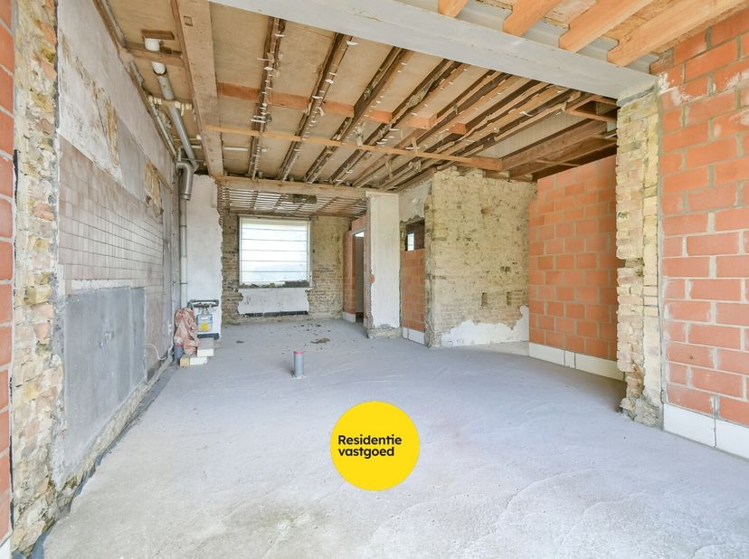 Welkom in deze woning gelegen in de Amersveldestraat 193 te Kortemark, een opportuniteit voor wie op zoek is naar een project dat volledig naar eigen