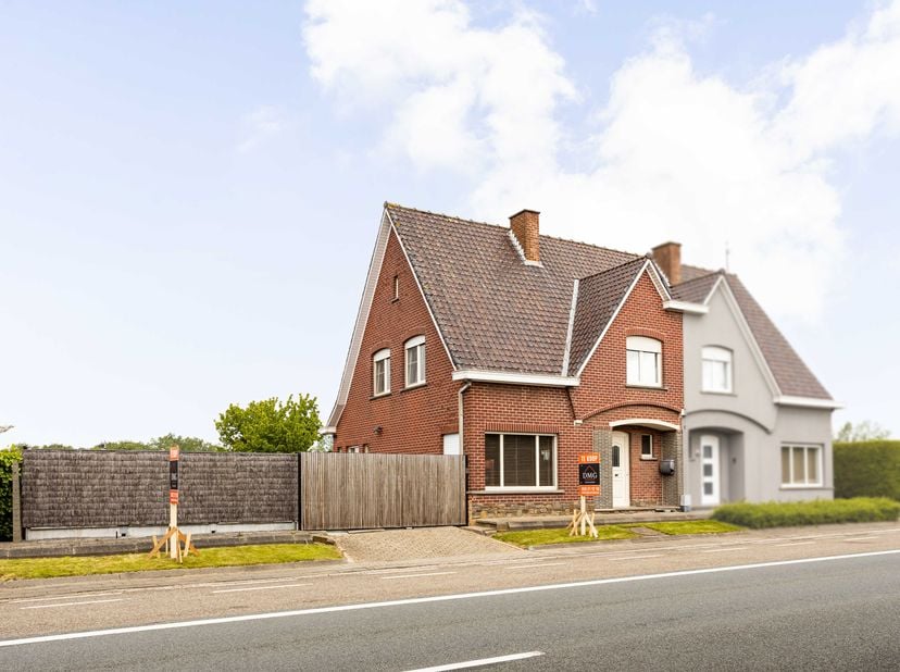 Deze verzorgde en gerenoveerde halfopen bebouwing langs de Rijksweg in Maarkedal geniet van een uitstekende centrale ligging met vlotte verbindingen n