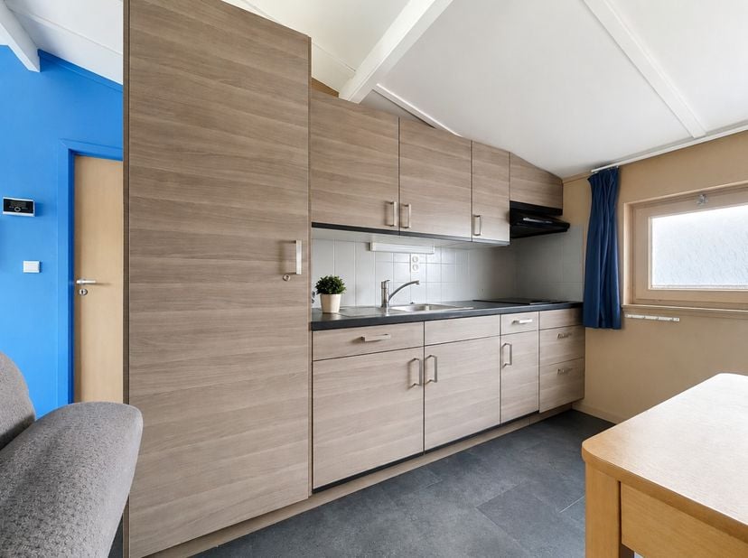Deze charmante op te frissen bungalow bevindt zich op een rustige ligging aan de westzijde van de vijver in het vakantiedomein Sunparks. Dankzij de ui