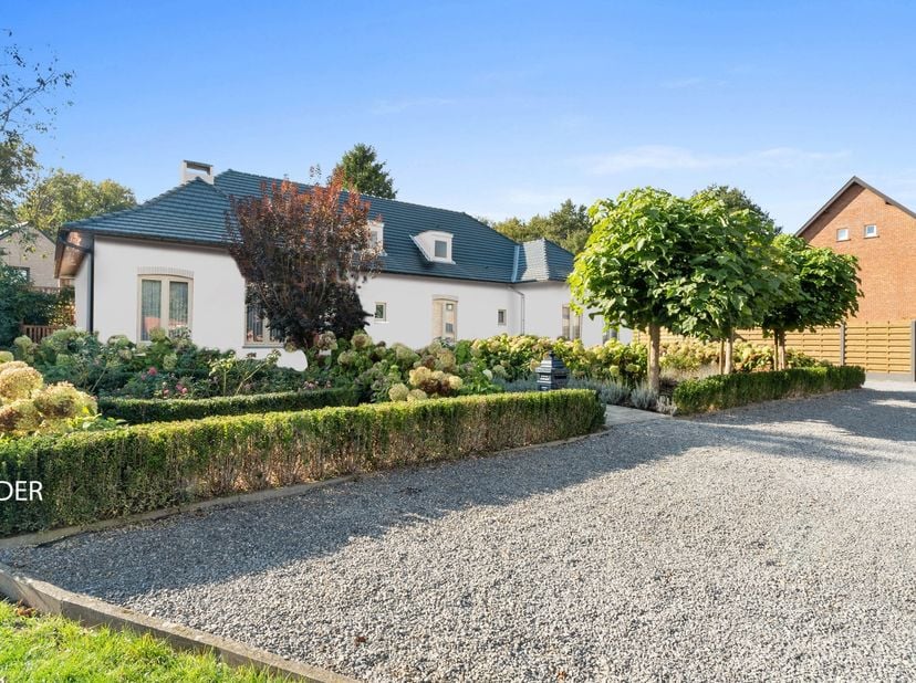 Deze moderne villa in de rustige Trompetstraat in Koersel biedt een zee aan ruimte en mogelijkheden. Dankzij de bijna 300 m² woonoppervlakte en de vol