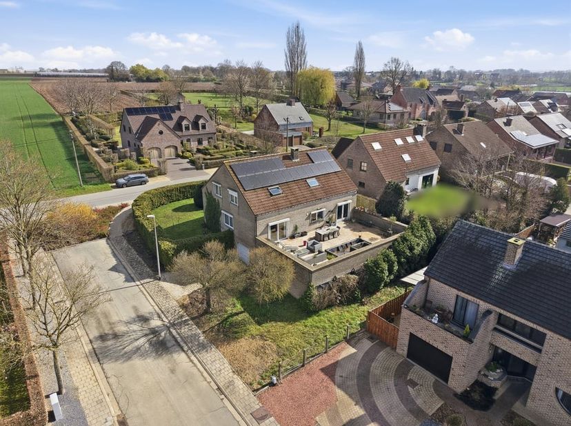 In Riemst bevindt zich deze verzorgde, charmante open bebouwing in landelijke stijl uit 1996, ideaal voor wie op zoek is naar ruimte, comfort en een r