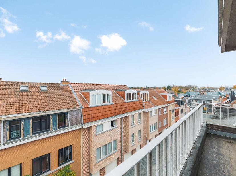 WOLUWE-SAINT-PIERRE, situé au 3ème étage sur 3 d'un immeuble SANS ASCENSEUR construit en 1964, APPARTEMENT A RENOVER (1ch/1 bureau/1sdb) de 70m² habit