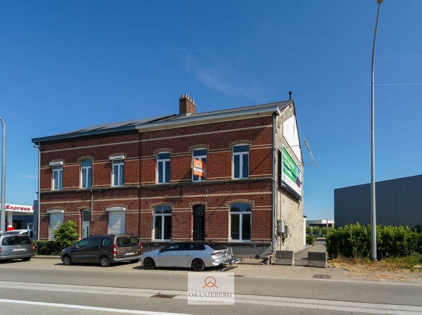 Bij interesse: mail naar marlies@oranjeberg.be of bel 0472/04.38.58.<br />
Deze ruime en veelzijdige kantoorwoning met uitzicht op het water van de Ri