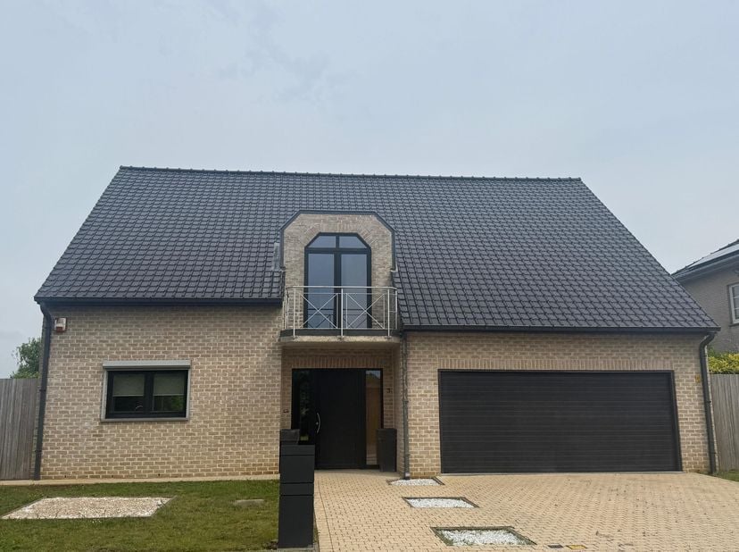 Ruime vrijstaande villa in rustige residentiële woonwijk te Kaggevinne (Diest)<br />
<br />
Deze ruime vrijstaande villa is gelegen op een perceel van