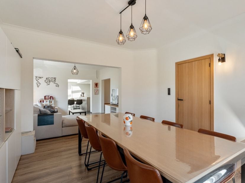 Verrassend ruime woning te Zelem (Halen) op 8are 47ca in een groene omgeving nabij school, openbaar vervoer en invalswegen. Voor meer info: https://ww