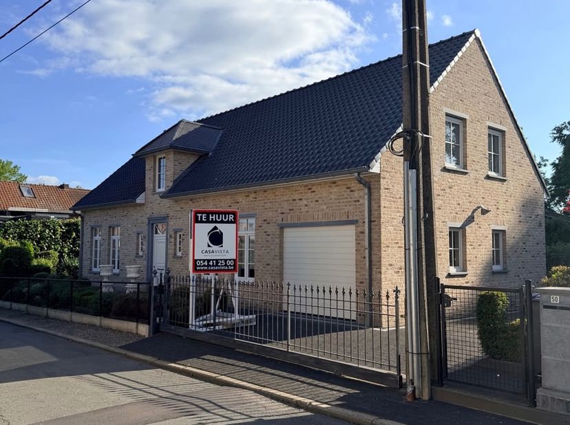 MAISON FAMILIALE (CONSTRUITE EN 2008) AVEC JARDIN AMÉNAGÉ, PERGOLA ET GARAGE. Villa de style fermette parfaitement entretenue, située dans le quartier