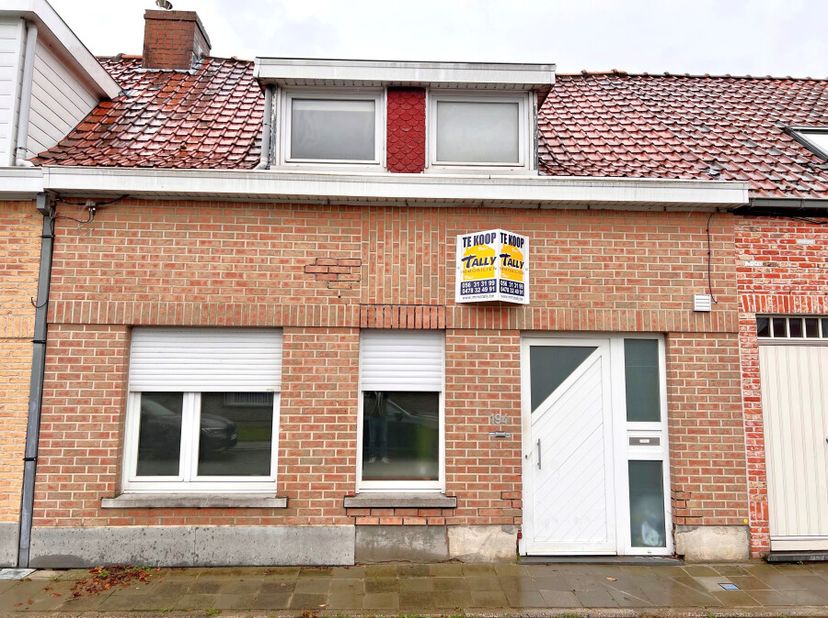 Rustig gelegen woning met inkomhal en gastentoilet, living, uitgeruste keuken, badkamer, grote berging, terras en een tuin. Op de 1ste verdieping zijn
