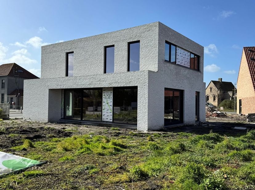 Deze nieuwbouwwoning is gelegen te Zande en bestaat uit: <br />
<br />
Gelijkvloers: inkomhal - gastentoilet - lichtrijke living met open ingerichte k