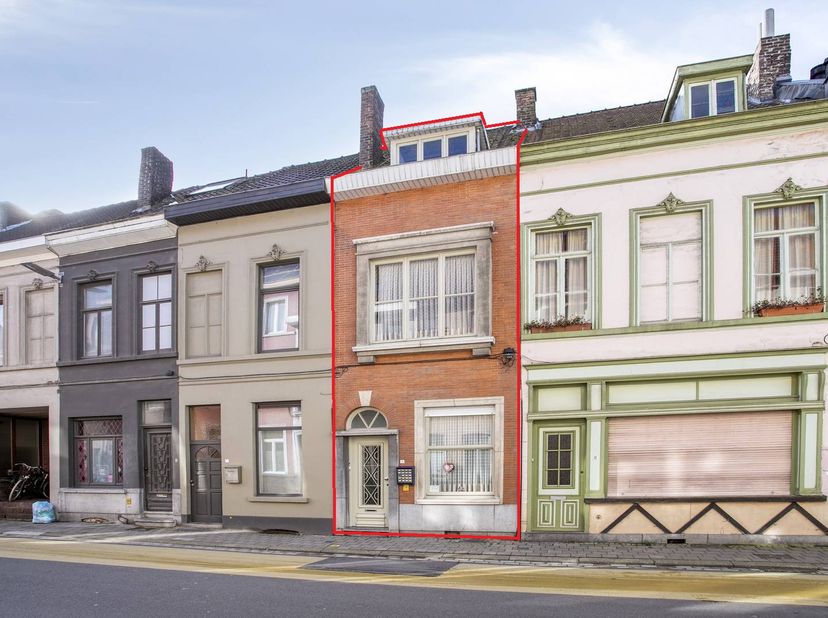 Située dans la Wandelingstraat, une rue calme du Veemarkt à Courtrai, nous trouvons cette maison de 3 chambres prête à emménager. Grâce à son emplacem