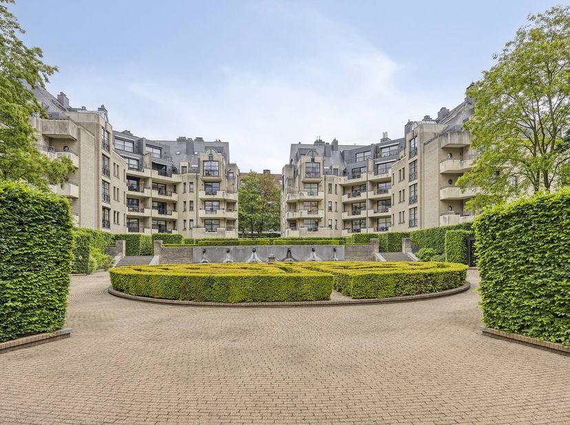 Op een zeer rustige en groene ligging, temidden van een groen park en naast het Brugmannpark, in de Kasteel de Walzinlaan 15, te Ukkel, mooi en standi