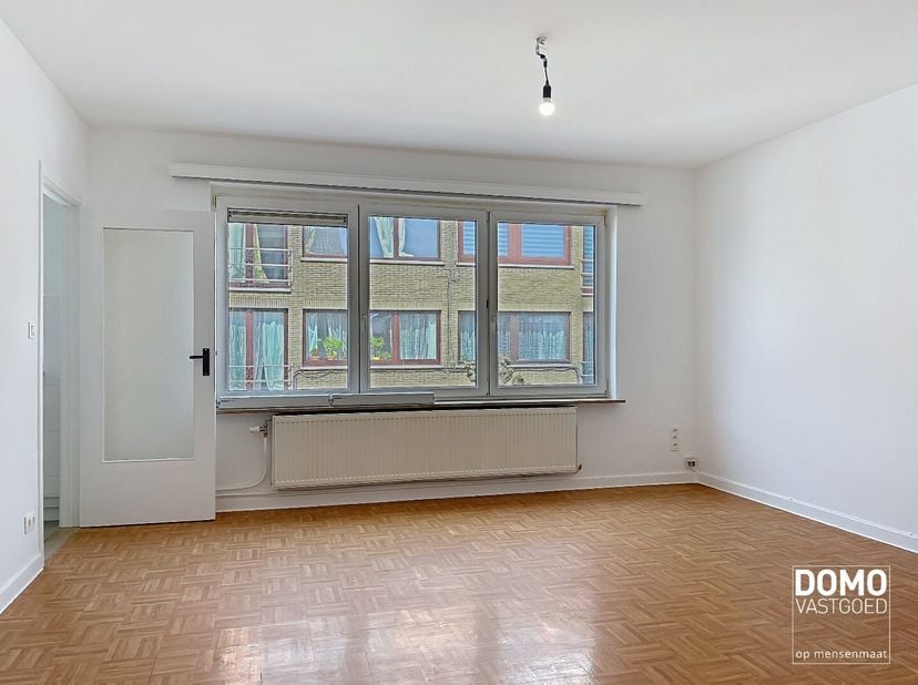 Heeft u interesse? Plan uw bezoek rechtstreeks via onze website www.domovastgoed.be.<br />
Ontdek dit lichtrijk appartement dichtbij het centrum van H