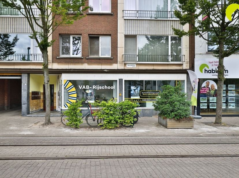 Centraal gelegen handelspand met woonst in het hart van Hoboken, met een totale oppervlakte van 147 m².<br />
Indeling:<br />
De winkelruimte is toe