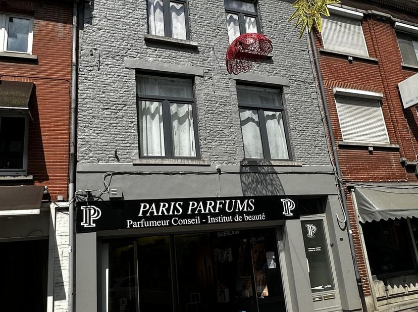 En plein centre d'Enghien, dans la rue commerçante principale, située entre la gare et la Place d'Enghien, maison à usage commerciale avec entrée priv