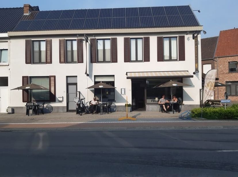 Een mooie combinatie van werken en wonen onder één dak te Oostkamp. Dit veelzijdige pand biedt op het gelijkvloers een ingerichte horecazaak en beschi