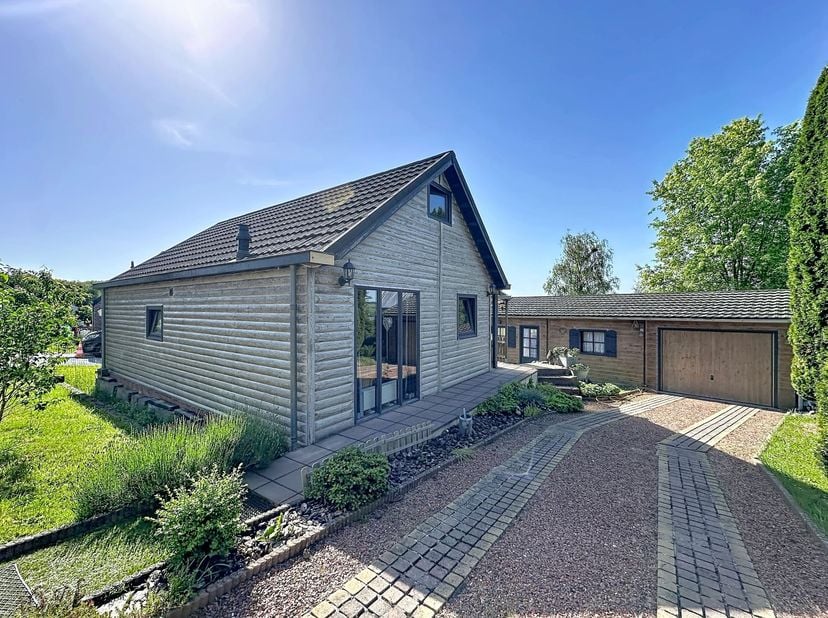 Deux terrains, deux habitations, une vente...<br />
Superbes chalets situés à Fourbechies !!!<br />
La première habitation est composée comme suit :