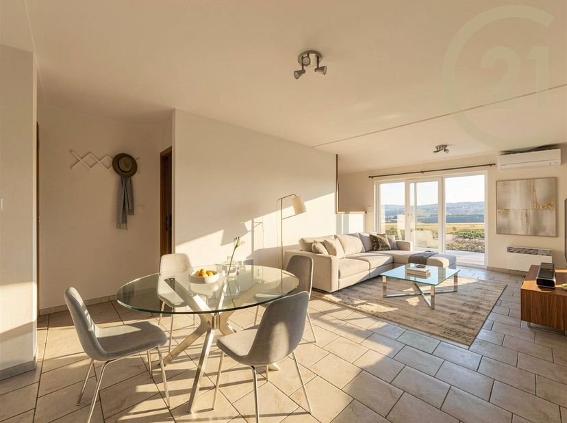 ***OPTION***Century 21 Alliance-Demeuse vous propose ce bel appartement idéalement situé à Vitrival, dans un environnement calme et verdoyant, offrant