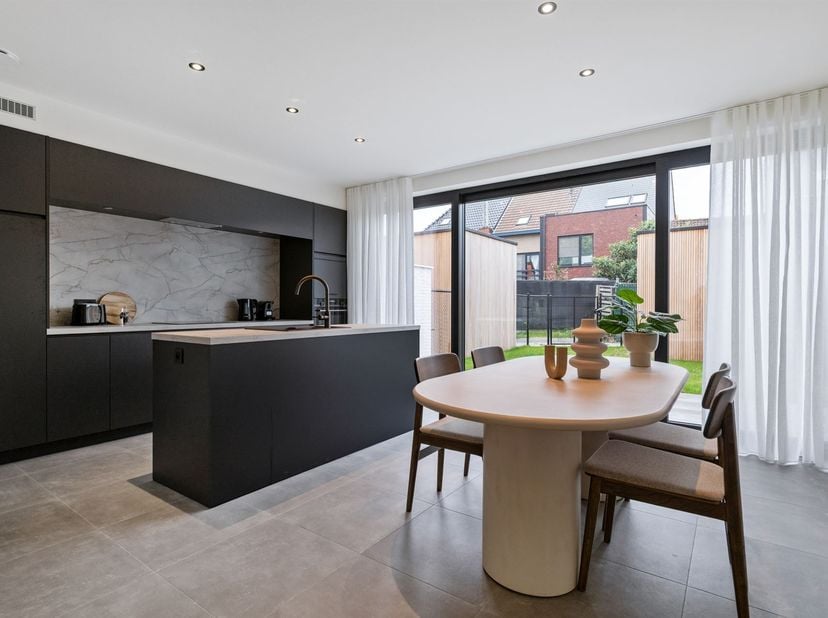 Maison neuve moderne et MEUBLÉE, comprenant 3 chambres et un jardin exposé au sud, située au centre de Zwijndrecht <br />
<br />
Agencement : <br />