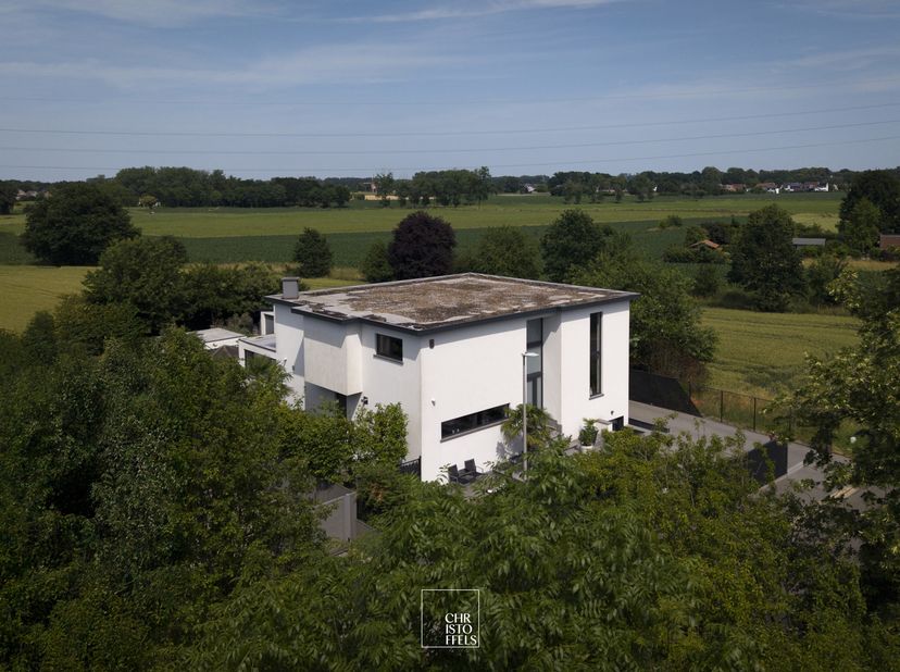 INDELING<br />
Via de royale inkomhal met gastentoilet betreedt u deze stijlvolle woning. De inkomhal geeft toegang tot de lichtrijke leefruimte, waar